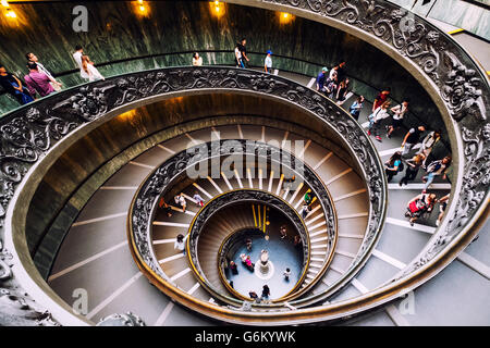 Besucher steigen die berühmte Wendeltreppe in die Vatikanischen Museen in Rom, Italien Stockfoto