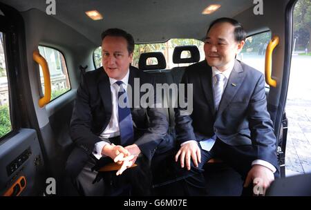 Premierminister David Cameron sitzt in einem schwarzen Londoner Taxi mit dem Vorsitzenden von Geely, Li Shufu, der in Shanghai Londoner Taxis betreiben will. Herr Cameron ist zu einem dreitägigen Besuch in China, zu dem er die Hauptstadt Shanghai und Chengdu mit einer 120-köpfigen Wirtschaftsdelegation begleitet. Stockfoto