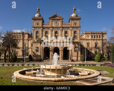 SEVILLA, SPANIEN - 16. MÄRZ 2016: Rückansicht des Gebäudes auf der Plaza de Espana Stockfoto