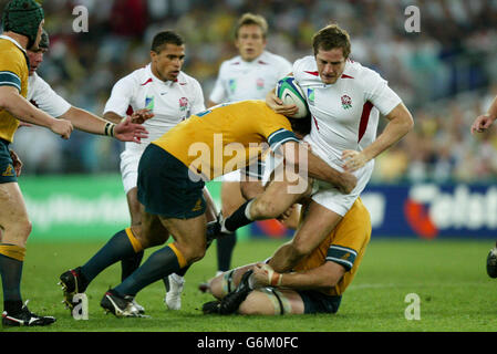 Der englische will Greenwood (rechts) wird von Brendan Cannon und David Lyons während des Rugby-Weltcup-Finales im Telstra Stadium, Sydney, Australien, angegangen. England gewann 20-17 nach Verlängerung. Keine Nutzung des Mobiltelefons, Internetsites dürfen während des Spiels nur alle fünf Minuten ein Bild verwenden Stockfoto