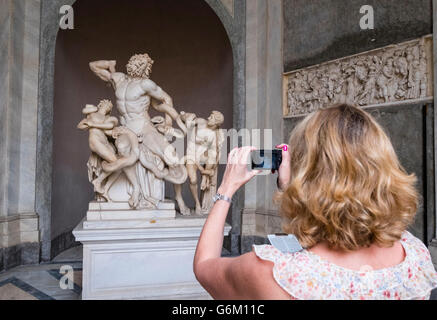 Touristischen Blick auf die Laocošn Gruppe Skulptur im Vatikanischen Museum in Rom, Italien Stockfoto