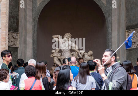 Touristische Reisegruppe Blick auf die Laocošn Gruppe Skulptur im Vatikanischen Museum in Rom, Italien Stockfoto