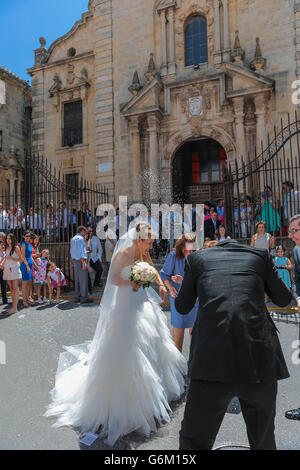 Junges Paar nach der Hochzeit (Kirche), die Tradition bestreut Körner in der Stadt Ronda, Andalusien (Andalucía), Spanien, Europa Stockfoto