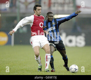 Arsenals edu (links) tusles mit Inter Milan's Martins, während ihres UEFA Champions League-Spiel Gruppe B in San Siro , Mailand, Italien. Stockfoto