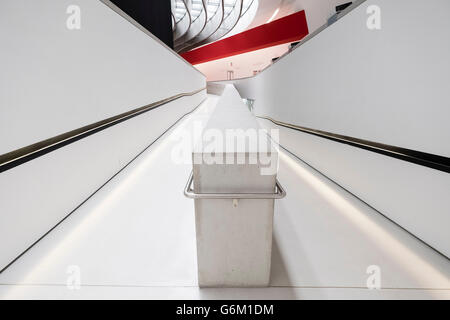 Innere des MAXXI nationalen Zentrum für zeitgenössische Kunst entworfen von Zaha Hadid in Rom, Italien Stockfoto