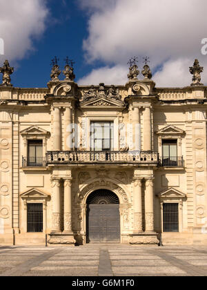 SEVILLA, SPANIEN - 16. MÄRZ 2016: Eintritt in die Königliche Tabakfabrik (Real Fábrica de Tabacos), die heute eine Universität ist Stockfoto