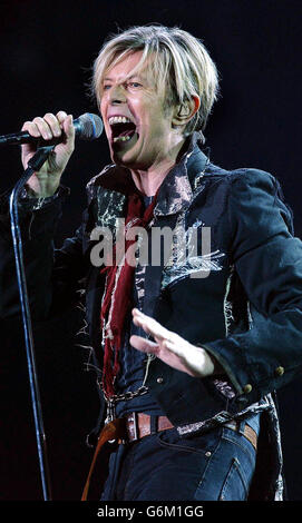 Sänger David Bowie tritt im Rahmen der Reality Tour in der Wembley Arena in London live auf. 21/12/03: David Bowie, der, wie bekannt wurde, einen CBE zu Ehren der Königin im Jahr 2000 ablehnte. Der Popstar war einer von 300 Top-Stars, die in einer geheimen Liste von Prominenten genannt wurden, die das Ehrensystem abgelehnt haben. Stockfoto