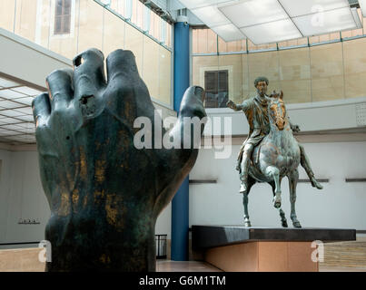 Kaiser Marco Aurelio auf dem Pferderücken und Hand Fragment der kolossale Bronzestatue von Konstantin dem großen an Capitolini Museu Stockfoto