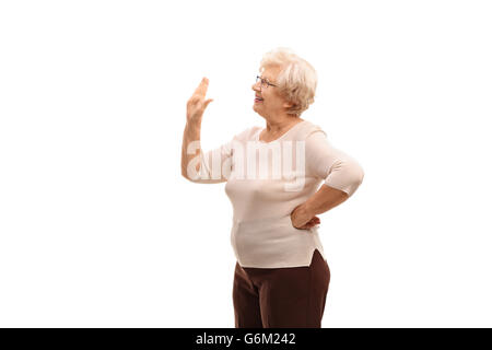 Ältere Frau winken für jemanden mit der Hand isoliert auf weißem Hintergrund Stockfoto