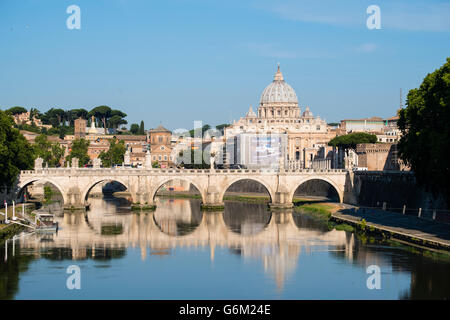 Aussicht von Ponte St. Angelo über Tiber und Str. Peters Basilica Vatikan Stadt Rom Italien Stockfoto