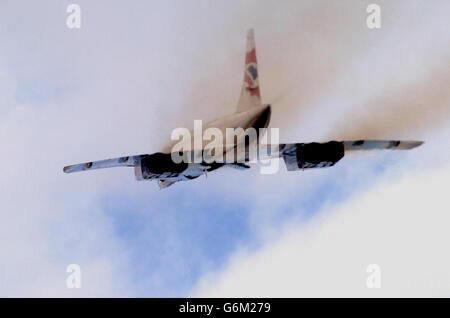 Eine British Airways Concorde hebt zum letzten Mal vom Londoner Flughafen Heathrow ab, zu Beginn ihrer letzten Reise zum Flugplatz von Airbus UK, dem Flugplatz Filton in der Nähe von Bristol, wo das Flugzeug schließlich zur Schau gestellt wird. Vom Flugplatz der British Aircraft Corporation in Filton aus flog Concorde im April 1969 erstmals in Großbritannien, und der heutige Flug ist der fünfte Sonderflug, der Concordes nach den letzten Passagierflügen am 24. Oktober zu ihren letzten Ruhestätten bringt. Stockfoto