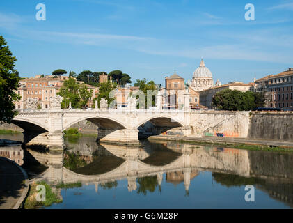 Blick auf den Fluss Tiber, die Ponte Vittorio Emanuele II und den Petersdom im Vatikan Rom, Italien Stockfoto