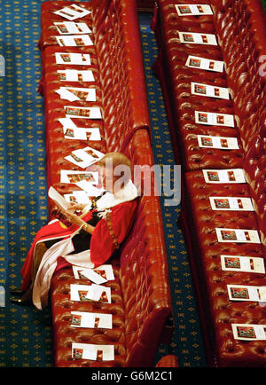 Die ehemalige britische Premierministerin Baroness Thatcher sitzt allein, als sie auf den Beginn der Staatseröffnung des Parlaments im Palace of Westminster in London wartet. Stockfoto