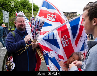 Mann verkauft Union Jack-Flaggen auf Orange Walk Parade in zentralen Glasgow, Schottland, Vereinigtes Königreich Stockfoto