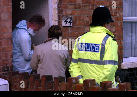 Forensische Offiziere nehmen Beweise aus einem Haus in der St James Street in Gloucester, nachdem Offiziere einen Durchsuchungsbefehl auf dem Grundstück um 1 Uhr morgens ausgeführt haben. "Dies steht im Zusammenhang mit der laufenden Anti-Terror-Operation, die von der Met betrieben wird", sagte eine Sprecherin der Polizei von Gloucestershire über die jüngste Durchsuchung. Stockfoto