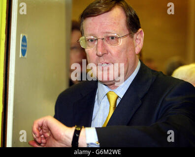 Der unionistische Führer der Ulster, David Trimble, überprüft seine Uhr, während die Auszählung der Wahlstimmen in Banbridge Co Down fortgesetzt wird. Seine Partei verlässt sich auf die Übertragung von Stimmen anderer Kandidaten, um mit der Ian Paisleys Democratic Unionist Party, die an der Spitze der unionistischen Umfrage steht, aufzuholen. Stockfoto