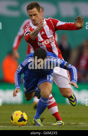 Marko Arnautovic (TOP) von Stoke City fordert Chelsea's Eden Hazard während des Spiels der Barclays Premier League im Britannia Stadium in Stoke heraus. Stockfoto