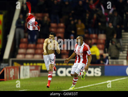 Oussama Assaidi von Stoke City (links) feiert das Tor gegen Chelsea während des Spiels der Barclays Premier League im Britannia Stadium, Stoke. Stockfoto