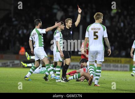Fußball - Sky Bet Championship - Yeovil Town / Charlton Athletic - Huish Park. Schiedsrichter Craig Pawson zeigt Johnnie Jackson von Charlton Athletic eine rote Karte Stockfoto