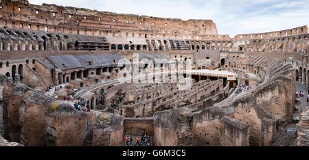 Panorama des Innenraums des Kolosseums in Rom Italien Stockfoto