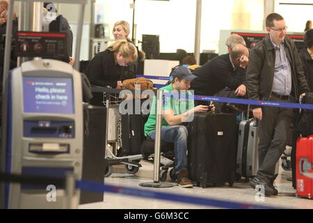 Passagiere stehen am Terminal 5 des Flughafens Heathrow in der Warteschlange, um ihre Tickets einzuchecken und umzubuchen, nachdem ein „technisches Problem“ im Kontrollzentrum der National Air Traffic Services (Nats) in Swanwick, Hampshire, zu Verzögerungen auf Flughäfen in ganz Großbritannien geführt hat. Stockfoto