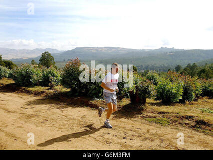 Der ehemalige Downing Street Director of Communications Alistair Campbell bei einem Trainingslauf in den Hügeln oberhalb von Addis Abeba, bevor morgen der große äthiopische Lauf 2003 in Addis Abeba stattfindet. Campbell nimmt am zermürbenden 10-km-Rennen in einer Höhe von 7,500 Fuß Teil, um Spenden für seine Lieblingskaritative Leukämie Research zu sammeln. Stockfoto