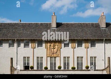 Detail aus der Fassade im Haus für eine Art Lover von Charles Rennie Mackintosh in Bellahouston Park Glasgow, Vereinigtes Königreich Stockfoto