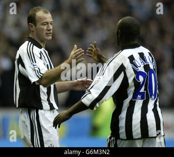 Alan Shearer von Newcastle United (links) feiert sein Ausgleichstreffer gegen Wolverhampton Wanderers während des Barclaycard Premiership-Matches in Molineux, Wolverhampton. Stockfoto