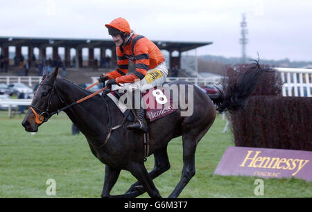 Strong Flow und Jockey Ruby Walsh springen den letzten und gewinnen den Hennessy Cognac Gold Cup in Newbury. Stockfoto