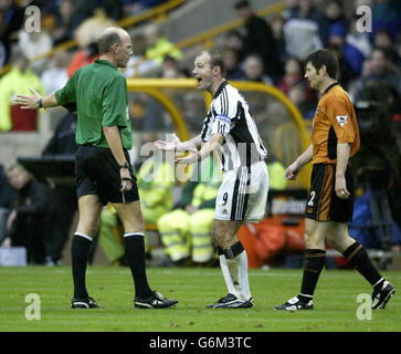 Alan Shearer von Newcastle United beschwert sich gegenüber Schiedsrichter Steve Bennett, nachdem sein Tackle während des Barclaycard Premiership-Spiels gegen Wolves in Molineux, Wolverhampton, als Foul beurteilt wurde. Stockfoto