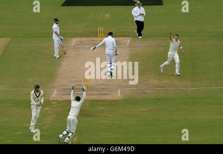 Der Australier Peter Siddle (rechts) feiert am fünften Tag des zweiten Testmatches im Adelaide Oval, Adelaide, Australien, das Wicket von Englands Stuart Broad (Mitte). Stockfoto