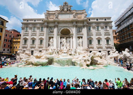 Trevi-Brunnen oder Fontana di Trevia mit vielen Touristen in Rom Italien Stockfoto