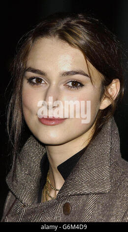 Die Schauspielerin Keira Knightley kommt zur Diana, Princess of Wales Lecture on AIDS im Rahmen des Welt-Aids-Tages am Montag, 1. Dezember 2003, im Londoner Rathaus. Den dritten jährlichen Vortrag hält der südafrikanische Justizminister Edwin Cameron, ein international anerkannter Verfechter der AIDS-Initiative. Diana war von 1991 bis 1997 Schirmherrin des National AIDS Trust. PA Foto : Andy Butterton Stockfoto