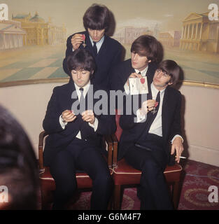 Die Beatles stellen ihre MBEs im Saville Theatre aus, nachdem sie sie von der Queen im Buckingham Palace empfangen haben. (Oben links, im Uhrzeigersinn: George Harrison, John Lennon, Ringo Starr und Paul McCartney) Stockfoto