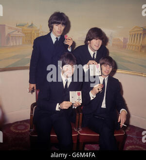 Die Beatles stellen ihre MBEs im Saville Theatre aus, nachdem sie sie von der Queen im Buckingham Palace empfangen haben. (Oben links, im Uhrzeigersinn: George Harrison, John Lennon, Ringo Starr und Paul McCartney) Stockfoto