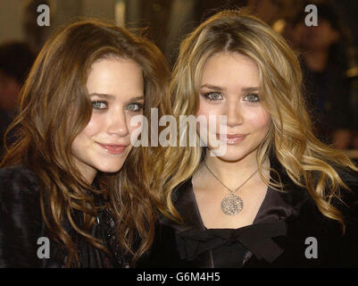 Mary-Kate (links) und Ashley Olsen kommen zur Premiere des neuen Films 'The Last Samurai' im Mann's Village Theatre in Los Angeles, Kalifornien, an. Stockfoto