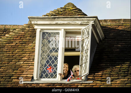 Mitglieder der öffentlichen Welle Fahnen während der Heimkehr Parade für das 4. Bataillon der Gewehre, Salisbury. Stockfoto