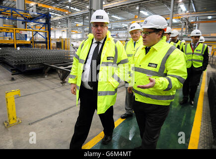 Transportsekretär Patrick McLoughlin (links) bei einem Besuch, um Teile der Crossrail Custom House Station zu sehen, die im Explore-Werk auf dem Laing O'Rourke-Gelände in der Nähe von Worksop gebaut wird. Stockfoto