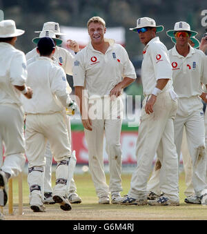 Der Engländer Andrew Flintoff (Mitte) feiert, dass er mit Teamkollegen das Dickicht von Marvan Atapattu ergattern kann, während England am ersten Tag der drei Testserien im Galle International Stadium gegen Sri Lanka aufbricht. Der ehemalige Kapitän Nasser Hussain zog sich drei Viertel Stunde vor dem verzögerten Start um 11 Uhr aus dem Spiel zurück und beschwerte sich über grippeähnliche Symptome und schmerzende Gelenke. Stockfoto