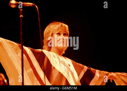 Agnetha Faltskog, von der schwedischen Popgruppe ABBA, auf der Bühne in der Wembley Arena. Stockfoto