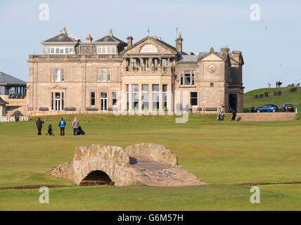 Blick auf Clubhaus und Swilken brennen Brücke am Fairway des 18. Loch am Old Course in St. Andrews in Fife, Schottland, Vereinigtes Königreich Stockfoto