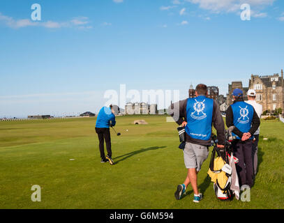 Golfer Abschlag am 18. Loch am Old Course in St. Andrews in Fife, Schottland, Vereinigtes Königreich Stockfoto