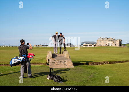 Golfer, posiert für Fotos auf Swilken Burn Brücke am Fairway des 18. Loch am Old Course in St. Andrews in Fife, Schottland Stockfoto