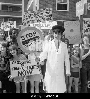 Keith Moon, Schlagzeuger der Rockband The Who, kleidete sich als Lollipop-Mann in Battersea, um Kindern zu helfen, die Straße sicher zu überqueren. Aufgrund der hohen Anzahl von Verkehrsunfällen für Kinder in der Thessaly Road, in der Nähe der Aufnahmestudios der Gruppe, haben die Bewohner die Band gebeten, bei ihrer Kampagne zur Installation eines Kinderübergangs in der Gegend zu helfen. Stockfoto