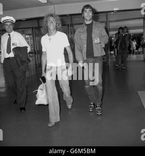 Roger Daltrey (l.) und Keith Moon von der WHO-Rockband am Londoner Flughafen Heathrow, bevor sie nach Los Angeles aufmachten, um den Film 'Tommy' zu promoten - der auf ihrer gleichnamigen Rockoper basiert. Stockfoto