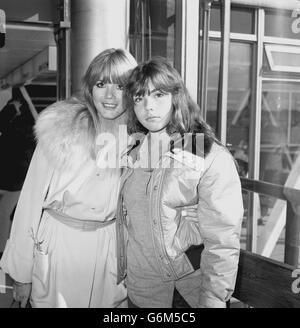 Die 14-jährige Amanda Moon (r), Tochter des verstorbenen Schlagzeugers Keith Moon, und ihre Mutter Kim McLagan, 30, bevor sie den Flughafen Heathrow in London verließ, um nach Los Angeles zu kommen. Kims Ehe mit Keith Moon dauerte neun Jahre, endete aber aufgrund seines unvernünftigen Verhaltens in einer Scheidung. Stockfoto