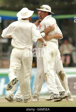 England Kapitän Michael Vaughan (rechts) feiert mit Ashley Giles (2. Rechts) und Teamkollegen, nachdem Giles am dritten Tag des ersten Tests in ihrer drei Spielserien das Wicket von Thilan Samaraweera von Sir Lanka im Galle International Stadium gewann. Stockfoto