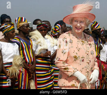 Die britische Königin Elizabeth II. Besucht das Dorf Karu in Nigeria am zweiten Tag ihres offiziellen Besuchs im westafrikanischen Land. Lokale Händler hatten einen speziellen Markt für den königlichen Besucher, aber aus Sicherheitsgründen wurden ihre Stände etwa 100 Meter vom üblichen Ort entfernt verlegt. Stockfoto