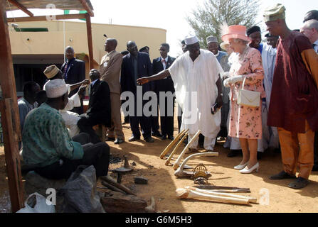 Die britische Königin Elizabeth II. Besucht das Dorf Karu in Nigeria am zweiten Tag ihres offiziellen Besuchs im westafrikanischen Land. Lokale Händler hatten einen speziellen Markt für den königlichen Besucher, aber aus Sicherheitsgründen wurden ihre Stände etwa 100 Meter vom üblichen Ort entfernt verlegt. Stockfoto