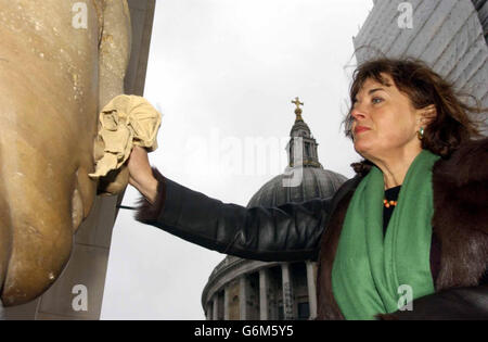 Die Steinschnitzerin Emily Young streicht vor dem neuen Bürogebäude, dem Joxon House, gegenüber der St Paul's Cathedral in London, das Gesicht einer ihrer fünf enthüllten Skulpturen. Die fünf Engelskulpturen, die aus dem 140 Millionen Jahre alten Purbeck-Stein geschnitzt wurden, sind über 1.5 Meter hoch und sind die ersten permanenten öffentlichen Skulpturen, die seit der Statue der Königin Anne im Jahr 1712 für das Gebiet des St. Paul's Kirchhofs in Auftrag gegeben wurden. Stockfoto